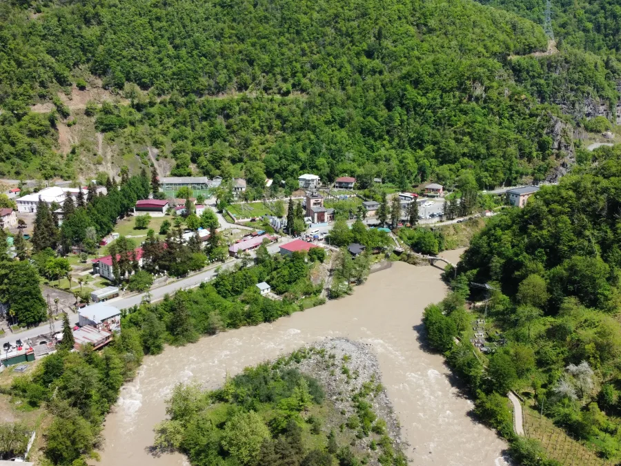 Горное село у реки в Аджарии среди лесистых склонов, вид сверху